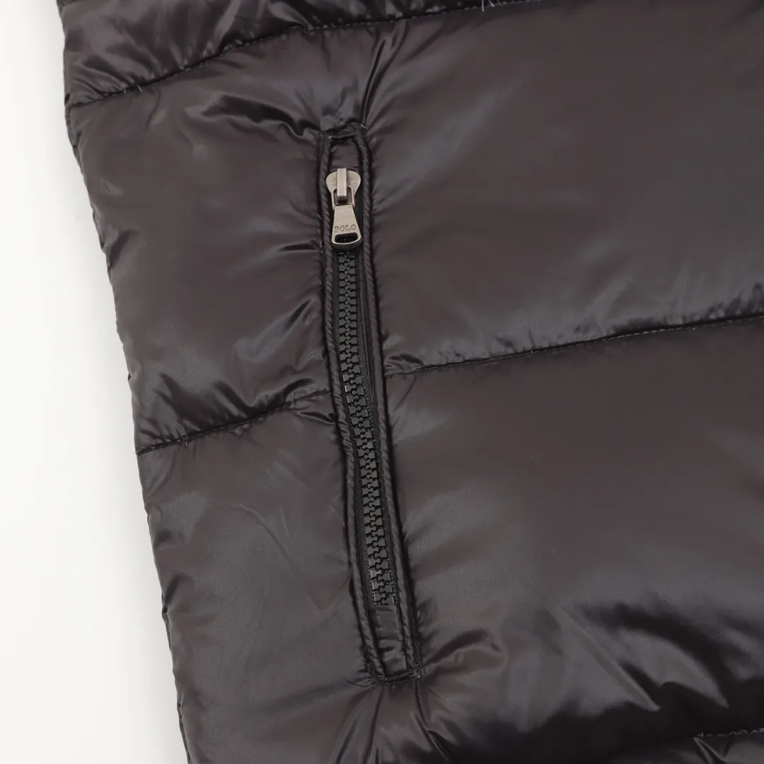 P660 RALPH LAUREN/Ralph Lauren 24FW R51 pony logo embroidered down vest-paint black/matte black/matte navy. Full of high-end look and feel, simple but not minimalist. Both the fabric material and the overall outline have both fashionable styling and good cold protection effect, and bring comfortable wearing experience and feeling. It can concave shape and keep warm, three-dimensional and full, highly practical, filled with white duck down inside, same style for men and women, three standards of customized accessories SIZE：M-XXL